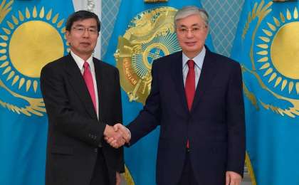 托卡耶夫总统会见亚洲开发银行行长