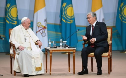 “Мені музыкант деп ойлайтын болды”: Рим папасы домбыра туралы пікірін білдірді