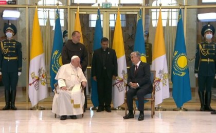 Тоқаев елорда әуежайында Рим Папасын күтіп алды