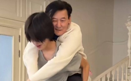 "Нардың жүгін көтеріп жүр": Әкелерін арқалаған Қыдырәлі Болмановтың ұлдарына көпшілік сүйсінді