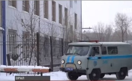 Түнгі клубта танысқан қыз «жігітін» өлімші етіп сабап, үйін тонап кеткен