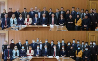 «Демалмай тұрдық». Маска тақпай суретке түскен депутаттар желіні шулатты