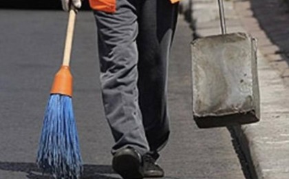Қарағандылық көше тазалаушы айына 20 мың теңге жалақы алатынына шағымданды