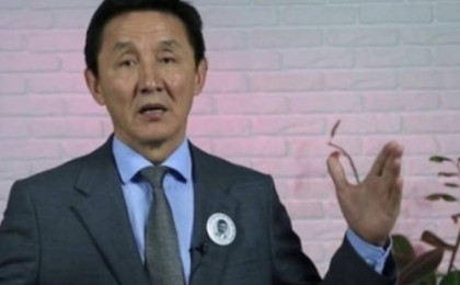 "Шешіндіріп, арқасына су бүркеді". Ахметбек Нұрсила қазақ әйелдерін алдап жүрген азамат туралы айтты