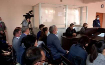 Кедей отбасылар мен мұғалімдер ақшасын қалтасына басқан директор 8 жылға сотталды