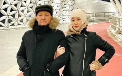 "Көп еркелетемін": Әнші Мөлдір Әуелбекова әкесіне су жаңа көлік сыйлады (видео)