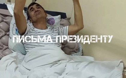 «4 мың теңгеге көмек берген»: әкімдіктің аула сыпырушысы ағаштан құлап, омыртқасын сындырған