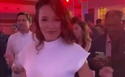 "Жұрттан жасырмауға бел буған сияқты": Кәмшат жігітімен тойда жүр (ВИДЕО)