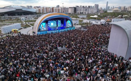 "Аузына маса кіріп кетті": Әнші Мирас Жүгінісов сахнада ыңғайсыз жағдайға тап болды (видео)