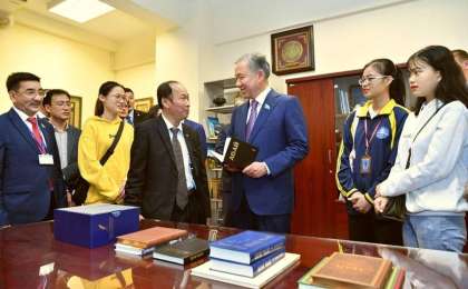 尼格马图林参观河内大学阿拜中心