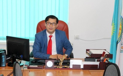 Алматыда мектеп директоры мұқтаж жанға өз күртешесін шешіп бере салған