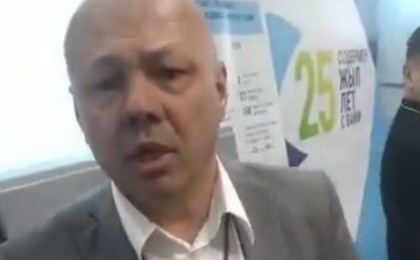 Қазақ тілін менсінбейтін әуежай қызметкерлері көпшіліктің ашуын тудырды (ВИДЕО)