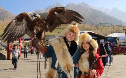 Америкаға бала бағуға барған 24 жастағы қазақстандық ару шетелдік қайын атасымен бешбармақ пісірді (видео)