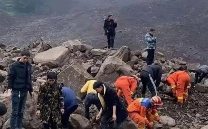 Қытайда лай көшкіні жүріп, 28 адам із-түссіз жоғалып кетті (видео)