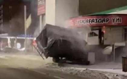 Полицейлердің көзінше. Жүк көлігін мас күйде айдап әкеткен жүргізуші дүкенді ойрандады