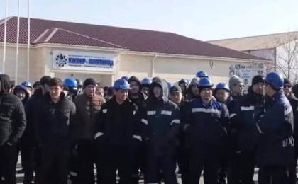 Ақтауда жұмыссыз қалған зауыт жұмысшылары наразылыққа шықты