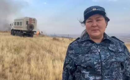 Абай облысы Үржар ауданындағы алапат өртті сөндіруге әйелдер де көмектесуде (фото)