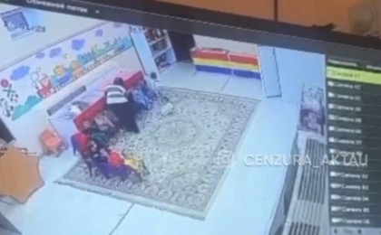 Маңғыстауда балабақша тәрбиешісі бір жасар қыздың қолын шығарып жіберген