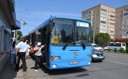 «Жемпір, көйлек бәрін жыртып тастады». Автобуста екі әйел төбелесіп тынды