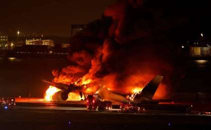 Japan Airlines жолаушылар ұшағы Токио әуежайына қону кезінде өртеніп кетті