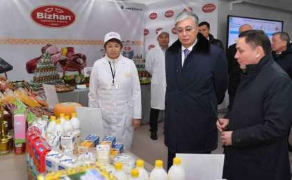 托卡耶夫总统视察阔科谢套肉类加工厂