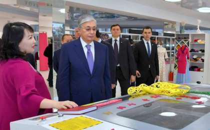 托卡耶夫总统视察阿克莫拉州纺织厂