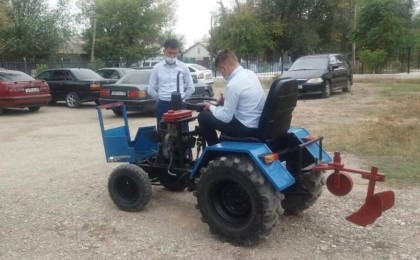 Жамбылдық оқушы шағын трактор жасап алды