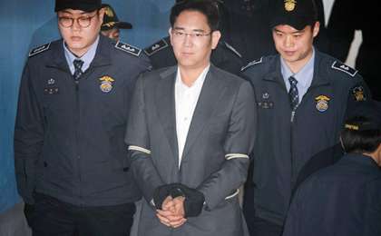 Сеулдегі сот Samsung басшысын пара бергені үшін 2,5 жылға соттады