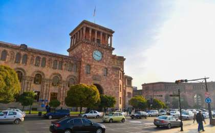 达丽哈•纳扎尔巴耶娃抵达亚美尼亚进行正式访问