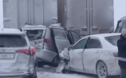 Астана-Петропавл тас жолында бір уақытта 16 көлік соқтығысқан: Қаза тапқандар бар (видео)