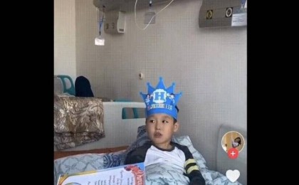 "Жылағысы келіп кетті". Әліппемен қоштасатын күні көлік қаққан оқушысын іздеп келген ұстаз көпті тәнті етті