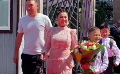 "+1 мәңгүрт": Баласын орыс сыныбына берген Сәдуақасова сынның астында қалды