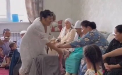 "Қай атаңнан көрдің бесікке мінген қатынды": Бұтының арасына бесікті қыстыру Маңғыстаудың салты ма? (ВИДЕО)