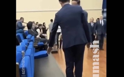 Орындығын ұстап, күтіп тұрған: Желіде Жамбыл облысы әкімінің көмекшісінің әрекеті қызу талқыға түсті