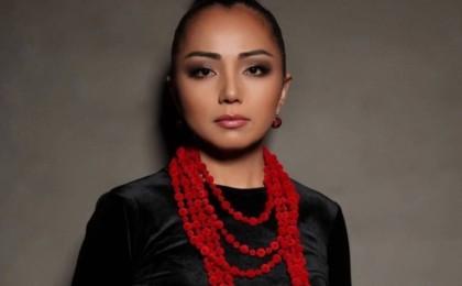 "Әкімшіліктен рұқсат қағаз әкел": Алтынай Жорабаева тыңдармандарымен фотоға түсемін деп басы дауға қалды