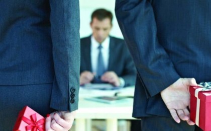 Тоқаев заңға қол қойды: шенеуніктерге сыйлық беруге тыйым салынады