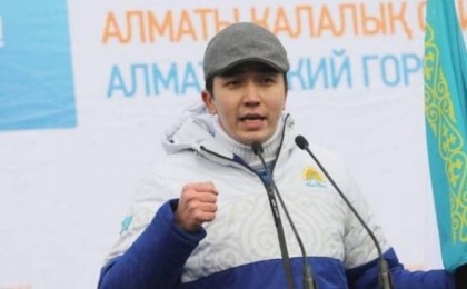 «Байдың баласы емеспін»: Назарбаевқа көзінше ескерткіш қоюды ұсынған ең жас депутат Мәди Ахметов сұхбат берді (ВИДЕО)