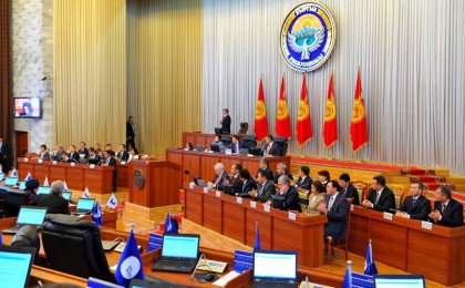 Қырғызстан парламенті депутаттары орыс тіліндегі баяндаманы тыңдаудан бас тартты