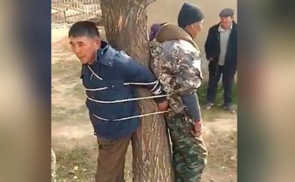 Жергілікті тұрғындар ауыл әкімі мен учаскелік полицияны ағашқа байлап тастаған (ВИДЕО)