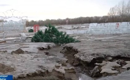 "Рәсуа болған ақша": Павлодар облысында 53 миллионға салынған мұз қалашығы еріп, су болып ағып жатыр