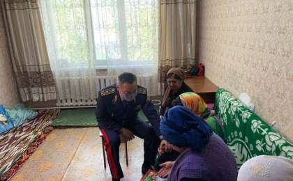 Вице-министр қаза тапқан полицейдің төріне аяқ киіммен шықты (Фото)