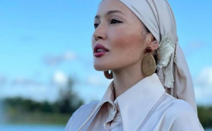 "Салбыраған емшегің қайда": Кәмшат Жолдыбаеваның ұзын киіп, орамал таққаны ерлер қауымына жақпай қалды