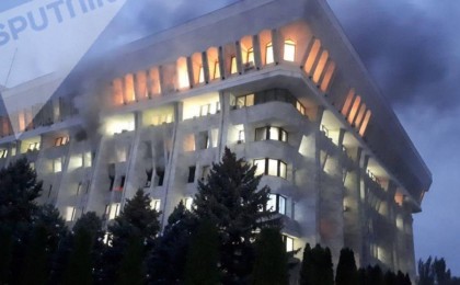 Бішкекте наразылық білдірушілер басып алған Ақ үй өртке оранды (ВИДЕО)