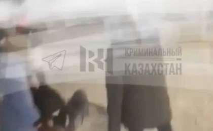 Желіде бір топ оқушының қатарластарын жаппай соққыға алған видеосы тарады