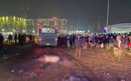 “Ақшаны дұрыс қайтармады деп басынан ұрған": Алматыда жаяу жүргіншілерді қаққан автобус туралы оқиға куәгерлері деректермен бөлісті