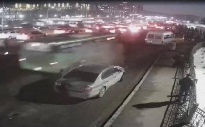 Алматыда бір топ адамды қағып кеткен автобустың видеосы тарады