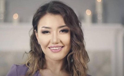 “Әкесінің арқасында” - Зарина Омарова мемлекеттік марапаты үшін қатаң сынға қалды