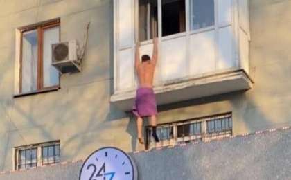 Балконнан салбырап тұрған "көңілдестің" кім екені белгілі болды