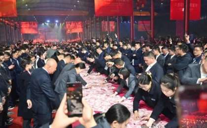 "Сыйғанынша алыңдар": Қытайда компания басшысы қызметкерлеріне "бір үстел" ақша таратып берген