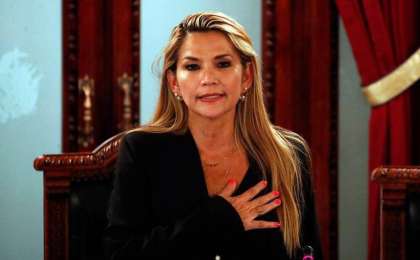 玻利维亚第二副议长宣布自己为临时总统